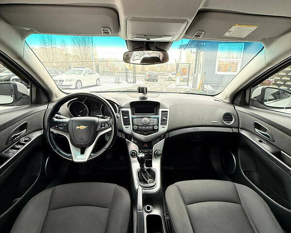 Белый Шевроле Круз, объемом двигателя 1.8 л и пробегом 248 тыс. км за 6500 $, фото 11 на Automoto.ua