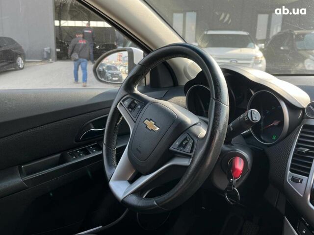 Белый Шевроле Круз, объемом двигателя 1.8 л и пробегом 121 тыс. км за 7690 $, фото 36 на Automoto.ua