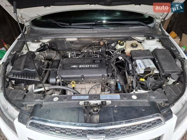 Белый Шевроле Круз, объемом двигателя 1.8 л и пробегом 144 тыс. км за 7500 $, фото 16 на Automoto.ua