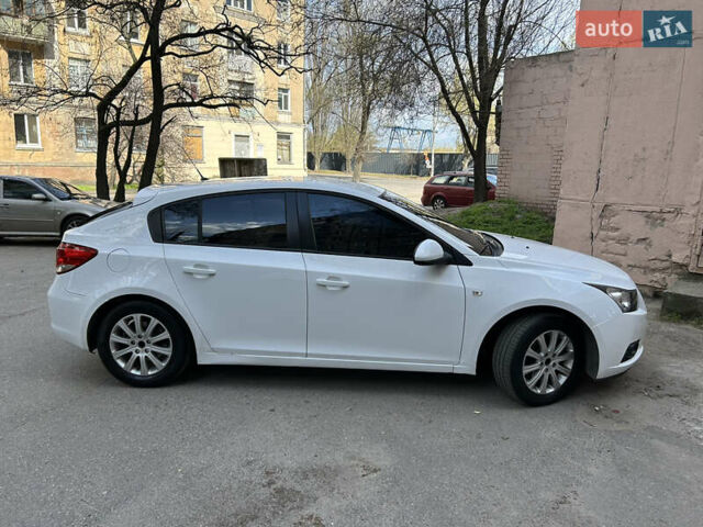 Белый Шевроле Круз, объемом двигателя 2 л и пробегом 235 тыс. км за 8200 $, фото 7 на Automoto.ua