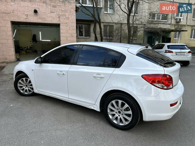 Белый Шевроле Круз, объемом двигателя 2 л и пробегом 235 тыс. км за 8200 $, фото 3 на Automoto.ua