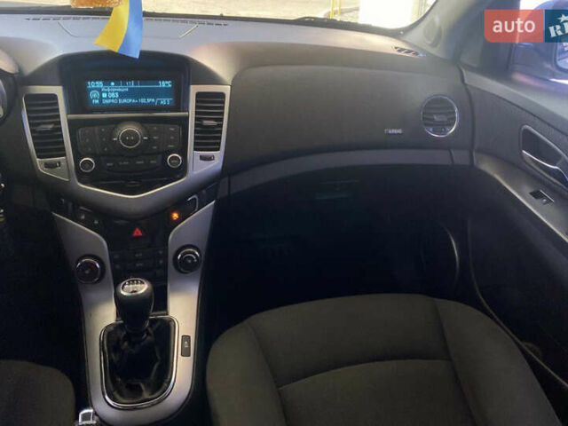 Белый Шевроле Круз, объемом двигателя 2 л и пробегом 235 тыс. км за 8200 $, фото 25 на Automoto.ua