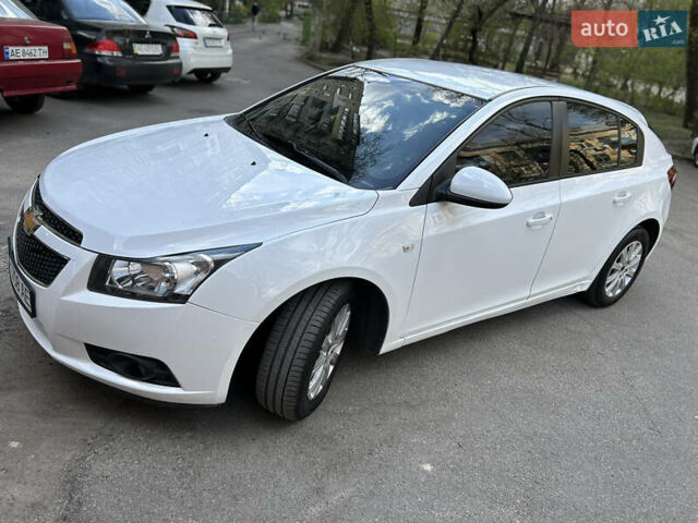 Белый Шевроле Круз, объемом двигателя 2 л и пробегом 235 тыс. км за 8200 $, фото 2 на Automoto.ua