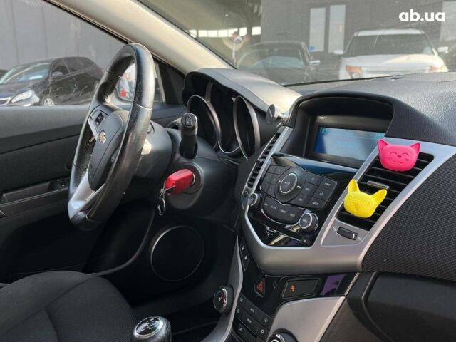 Белый Шевроле Круз, объемом двигателя 1.8 л и пробегом 121 тыс. км за 7690 $, фото 34 на Automoto.ua