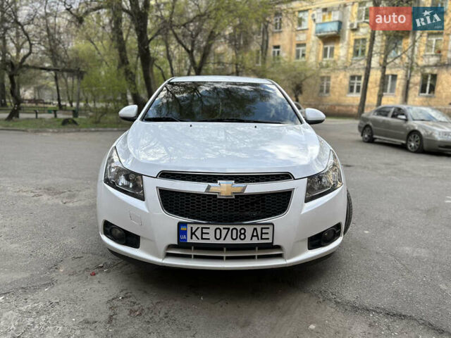Белый Шевроле Круз, объемом двигателя 2 л и пробегом 235 тыс. км за 8200 $, фото 1 на Automoto.ua