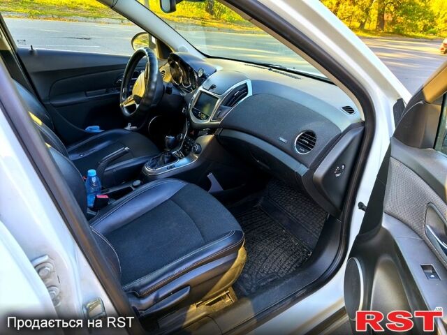 Шевроле Круз 2013 в Полтаве на Automoto.ua Белый Шевроле Круз, объемом двигателя 1.7 л и пробегом 193 тыс. км за 9000 $, фото 8 на Automoto.ua