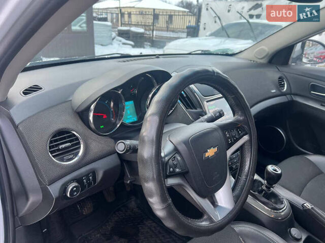 Белый Шевроле Круз, объемом двигателя 1.7 л и пробегом 193 тыс. км за 8800 $, фото 10 на Automoto.ua