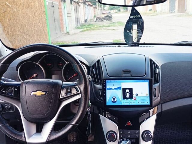 Белый Шевроле Круз, объемом двигателя 1.6 л и пробегом 143 тыс. км за 8000 $, фото 17 на Automoto.ua