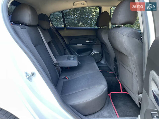 Белый Шевроле Круз, объемом двигателя 1.8 л и пробегом 129 тыс. км за 7990 $, фото 20 на Automoto.ua