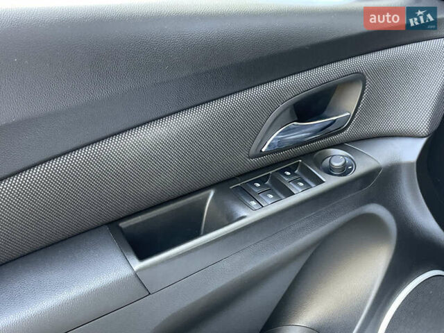 Белый Шевроле Круз, объемом двигателя 1.8 л и пробегом 129 тыс. км за 7990 $, фото 27 на Automoto.ua