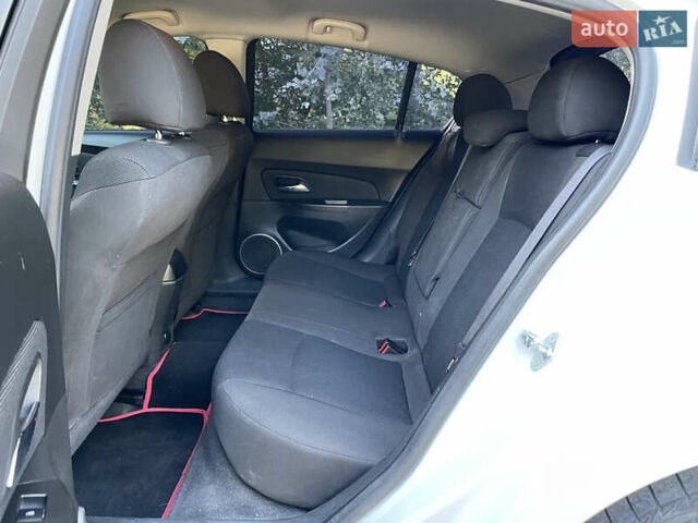 Белый Шевроле Круз, объемом двигателя 1.8 л и пробегом 129 тыс. км за 7990 $, фото 19 на Automoto.ua