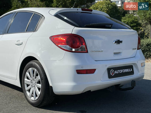 Белый Шевроле Круз, объемом двигателя 1.8 л и пробегом 129 тыс. км за 7990 $, фото 6 на Automoto.ua