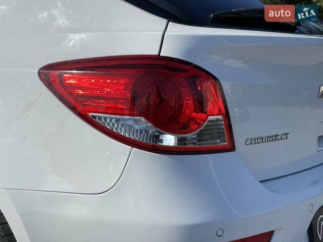 Белый Шевроле Круз, объемом двигателя 1.8 л и пробегом 129 тыс. км за 7990 $, фото 7 на Automoto.ua