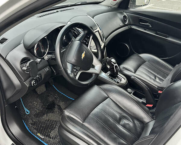 Белый Шевроле Круз, объемом двигателя 1.8 л и пробегом 146 тыс. км за 8700 $, фото 17 на Automoto.ua