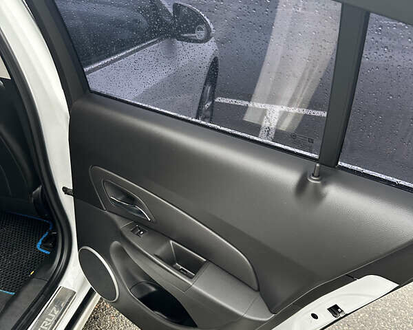 Белый Шевроле Круз, объемом двигателя 1.8 л и пробегом 146 тыс. км за 8700 $, фото 8 на Automoto.ua