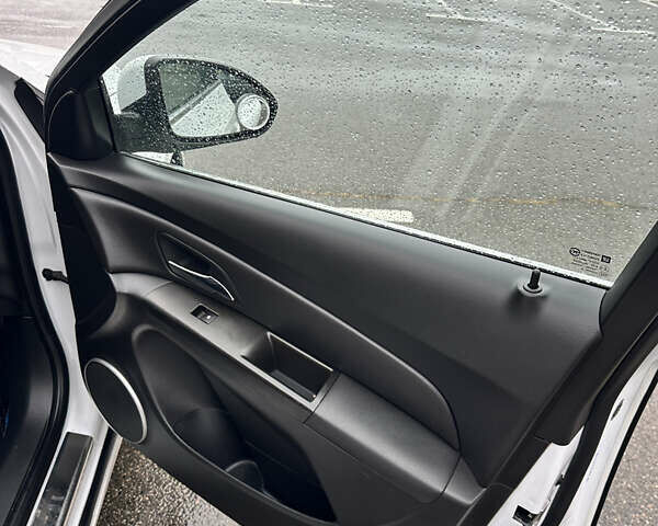 Белый Шевроле Круз, объемом двигателя 1.8 л и пробегом 146 тыс. км за 8700 $, фото 13 на Automoto.ua