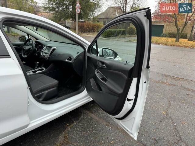 Белый Шевроле Круз, объемом двигателя 1.4 л и пробегом 145 тыс. км за 8900 $, фото 16 на Automoto.ua