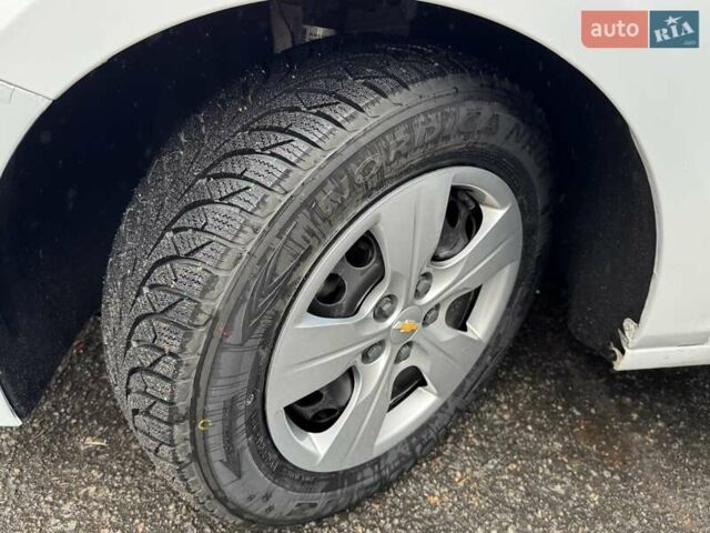 Белый Шевроле Круз, объемом двигателя 1.4 л и пробегом 145 тыс. км за 8900 $, фото 23 на Automoto.ua