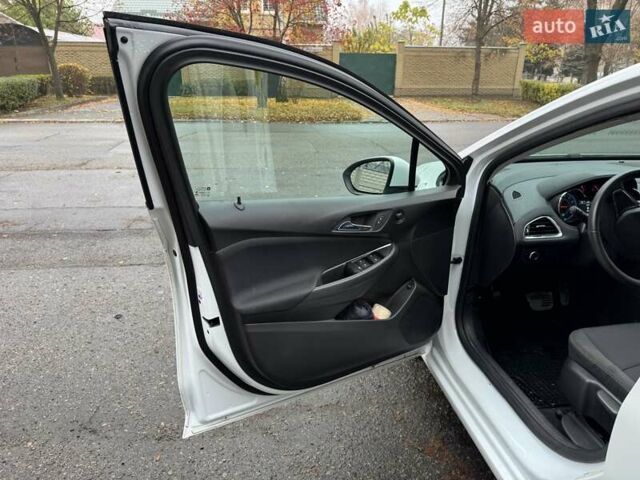 Белый Шевроле Круз, объемом двигателя 1.4 л и пробегом 145 тыс. км за 8900 $, фото 10 на Automoto.ua