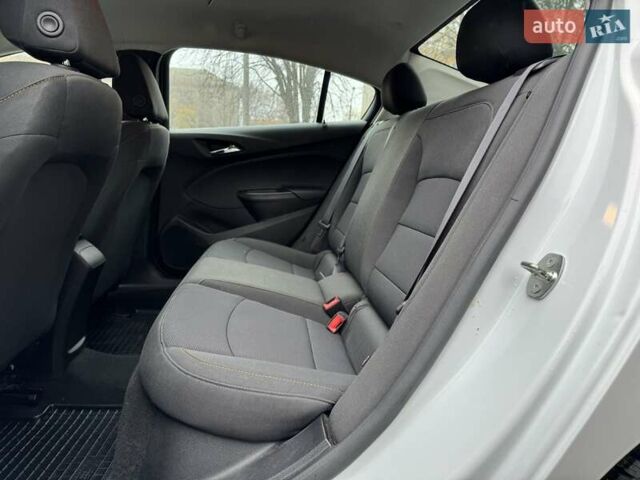 Белый Шевроле Круз, объемом двигателя 1.4 л и пробегом 145 тыс. км за 8900 $, фото 19 на Automoto.ua