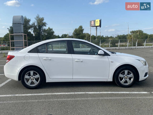 Белый Шевроле Круз, объемом двигателя 1.6 л и пробегом 150 тыс. км за 6500 $, фото 1 на Automoto.ua