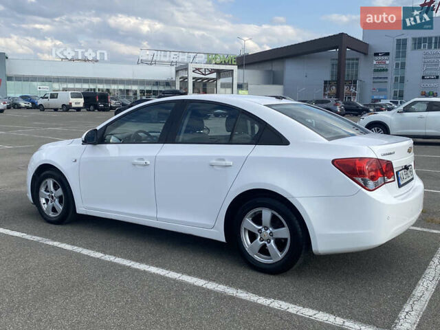 Белый Шевроле Круз, объемом двигателя 1.6 л и пробегом 150 тыс. км за 6500 $, фото 2 на Automoto.ua