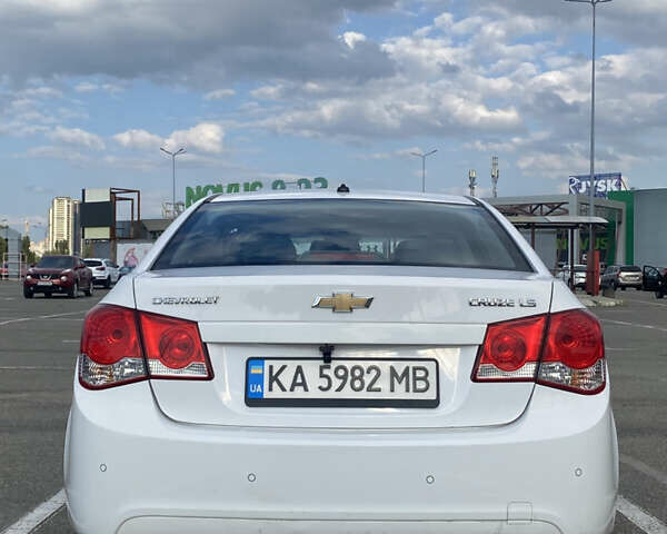 Белый Шевроле Круз, объемом двигателя 1.6 л и пробегом 150 тыс. км за 6500 $, фото 4 на Automoto.ua
