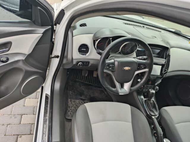 Белый Шевроле Круз, объемом двигателя 1.8 л и пробегом 399 тыс. км за 5300 $, фото 4 на Automoto.ua