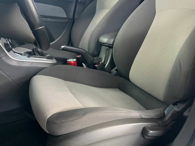 Белый Шевроле Круз, объемом двигателя 0 л и пробегом 212 тыс. км за 5500 $, фото 5 на Automoto.ua