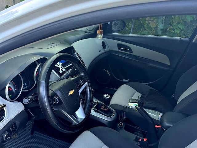 Білий Шевроле Круз, об'ємом двигуна 2 л та пробігом 0 тис. км за 6000 $, фото 5 на Automoto.ua