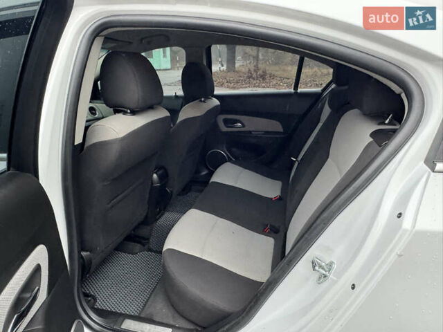 Білий Шевроле Круз, об'ємом двигуна 2 л та пробігом 220 тис. км за 6300 $, фото 7 на Automoto.ua