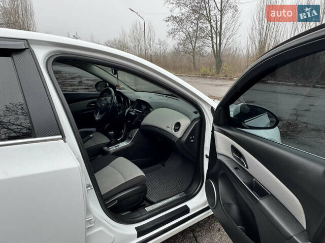 Білий Шевроле Круз, об'ємом двигуна 2 л та пробігом 220 тис. км за 6300 $, фото 6 на Automoto.ua