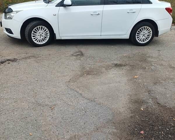 Белый Шевроле Круз, объемом двигателя 1.99 л и пробегом 231 тыс. км за 5800 $, фото 2 на Automoto.ua