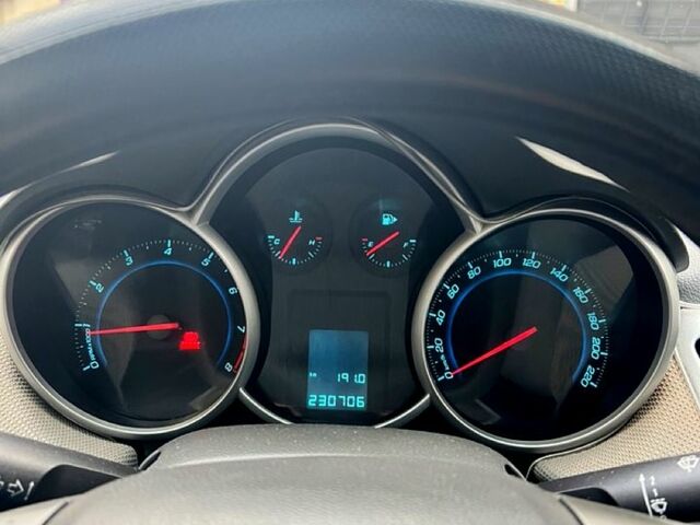 Белый Шевроле Круз, объемом двигателя 1.6 л и пробегом 230 тыс. км за 5600 $, фото 7 на Automoto.ua