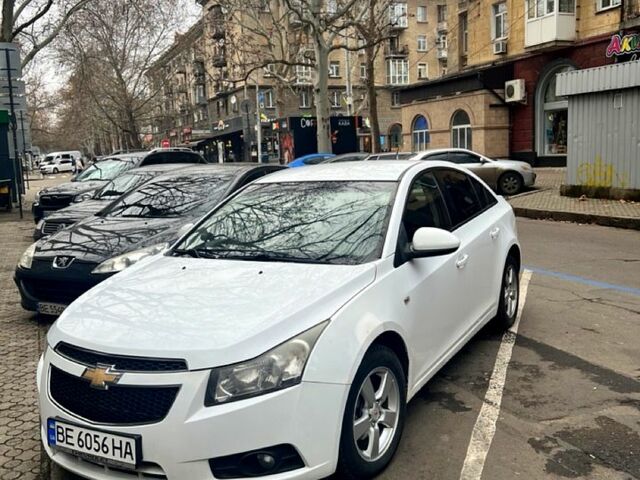 Белый Шевроле Круз, объемом двигателя 1.6 л и пробегом 230 тыс. км за 5600 $, фото 2 на Automoto.ua