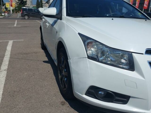 Белый Шевроле Круз, объемом двигателя 2 л и пробегом 290 тыс. км за 3400 $, фото 2 на Automoto.ua