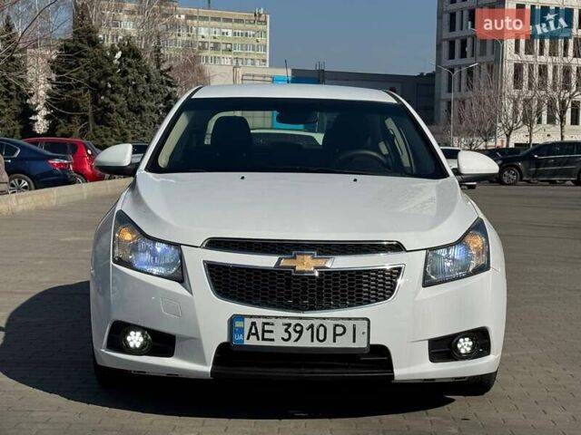 Белый Шевроле Круз, объемом двигателя 1.36 л и пробегом 240 тыс. км за 6800 $, фото 2 на Automoto.ua