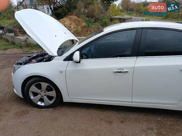 Белый Шевроле Круз, объемом двигателя 1.8 л и пробегом 160 тыс. км за 8500 $, фото 1 на Automoto.ua