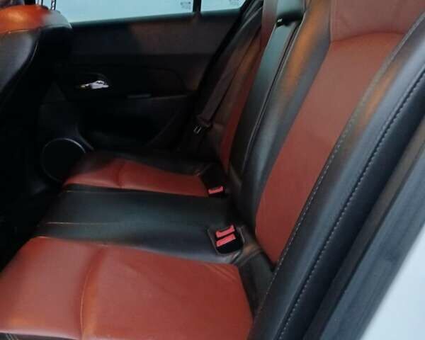 Белый Шевроле Круз, объемом двигателя 1.8 л и пробегом 280 тыс. км за 5800 $, фото 7 на Automoto.ua