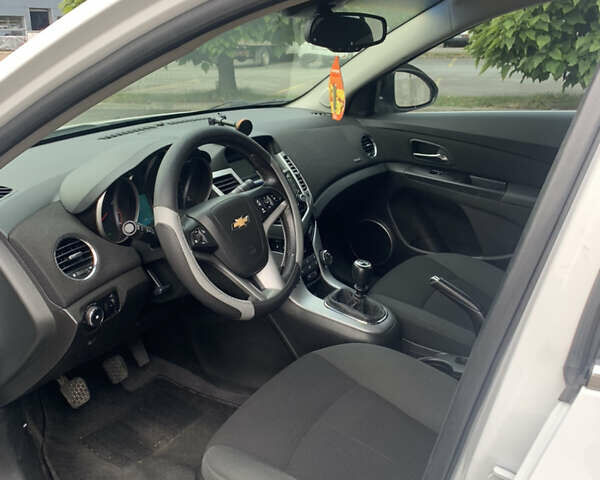 Білий Шевроле Круз, об'ємом двигуна 1.36 л та пробігом 249 тис. км за 5900 $, фото 8 на Automoto.ua