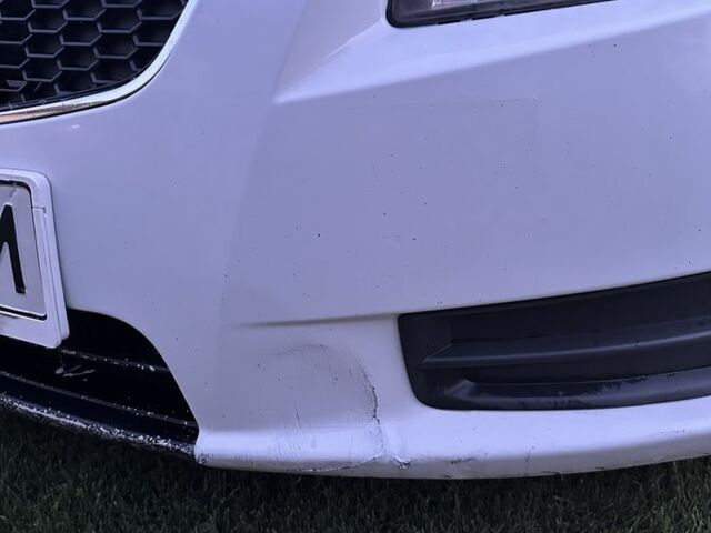 Белый Шевроле Круз, объемом двигателя 1.8 л и пробегом 300 тыс. км за 5700 $, фото 1 на Automoto.ua