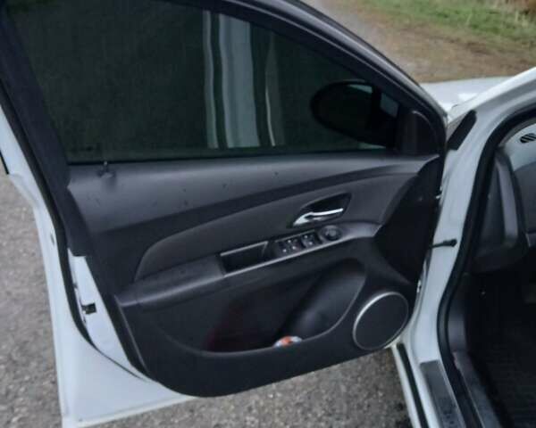 Белый Шевроле Круз, объемом двигателя 1.8 л и пробегом 280 тыс. км за 6300 $, фото 3 на Automoto.ua