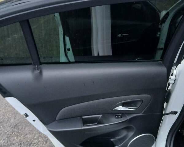 Белый Шевроле Круз, объемом двигателя 1.8 л и пробегом 280 тыс. км за 5800 $, фото 5 на Automoto.ua