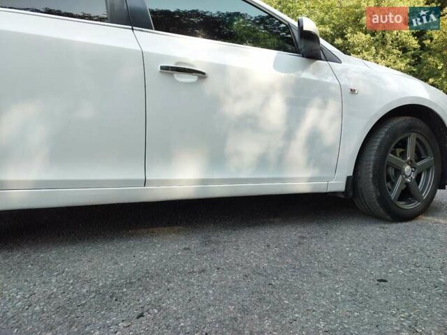 Белый Шевроле Круз, объемом двигателя 1.8 л и пробегом 157 тыс. км за 7400 $, фото 1 на Automoto.ua
