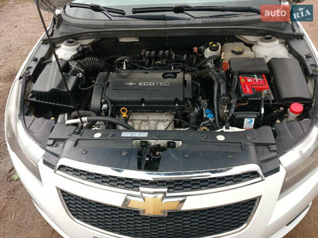 Белый Шевроле Круз, объемом двигателя 1.8 л и пробегом 160 тыс. км за 8500 $, фото 2 на Automoto.ua
