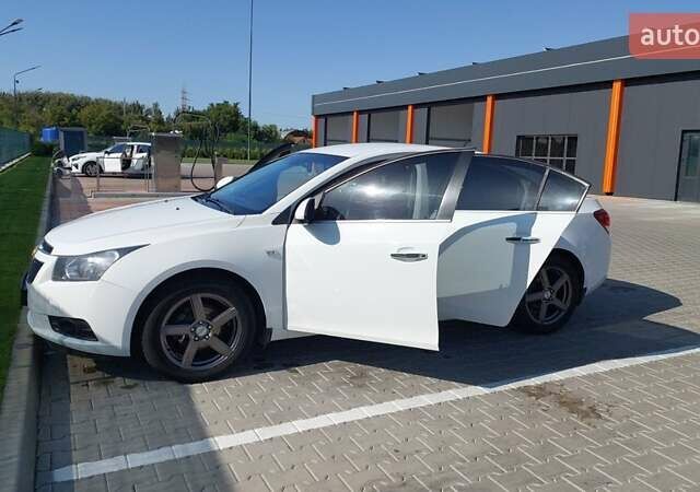 Белый Шевроле Круз, объемом двигателя 1.8 л и пробегом 157 тыс. км за 7400 $, фото 15 на Automoto.ua