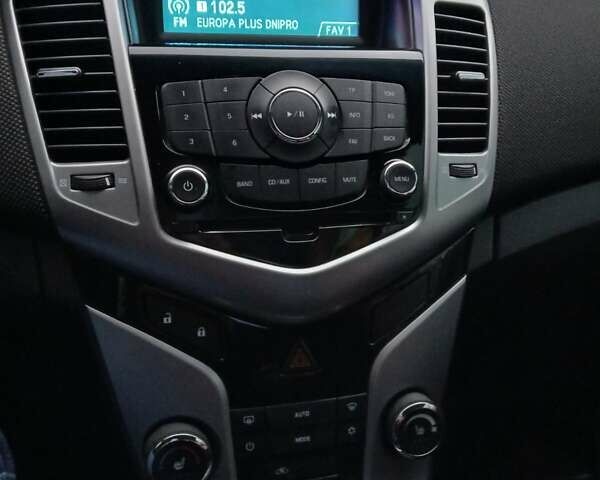 Белый Шевроле Круз, объемом двигателя 1.8 л и пробегом 280 тыс. км за 5800 $, фото 9 на Automoto.ua