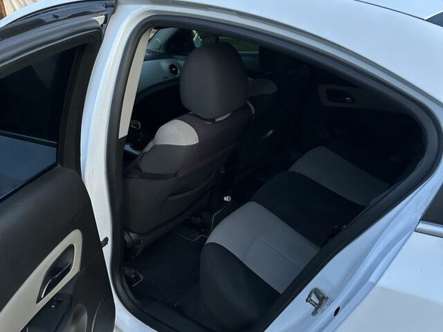 Белый Шевроле Круз, объемом двигателя 1.8 л и пробегом 300 тыс. км за 5700 $, фото 5 на Automoto.ua