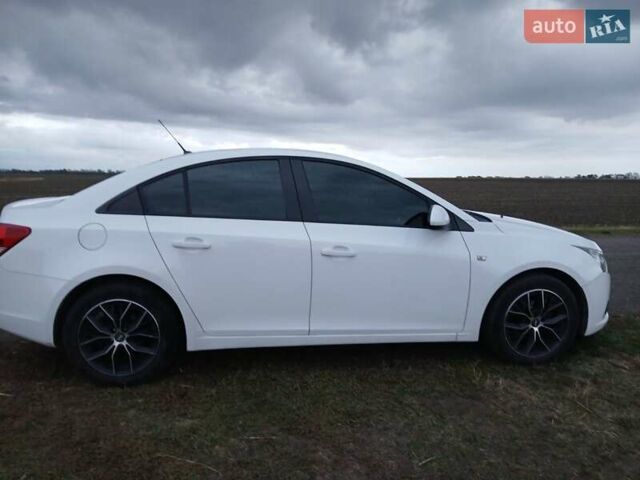 Белый Шевроле Круз, объемом двигателя 1.8 л и пробегом 280 тыс. км за 5800 $, фото 6 на Automoto.ua