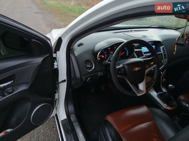 Белый Шевроле Круз, объемом двигателя 1.8 л и пробегом 280 тыс. км за 6300 $, фото 5 на Automoto.ua